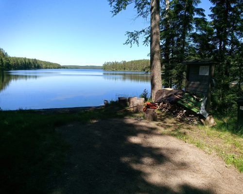 Kurenjärven uimaranta. Oinaskylällä, Kurenniementie. Vaeltaja Jussi